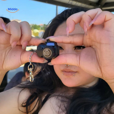 étudiant tenant la camera hd compacte pour des prises de vue rapides en déplacement