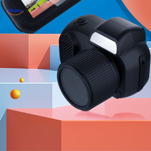 gros plan sur l'objectif et le flash intégré de la camera hd compacte