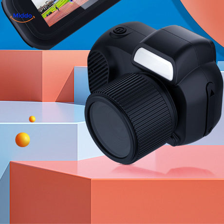 gros plan sur l'objectif et le flash intégré de la camera hd compacte