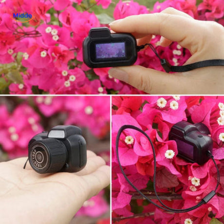 camera hd compacte tenue dans la main pour illustrer sa portabilité et sa prise en main facile