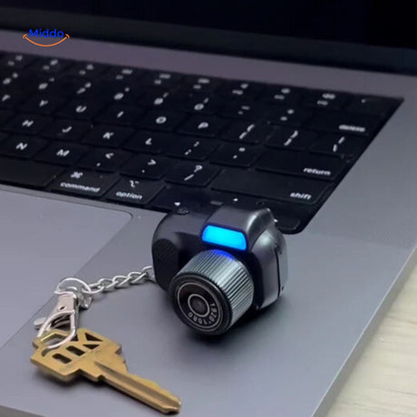 camera hd compacte utilisée comme porte-clés posée sur un ordinateur portable