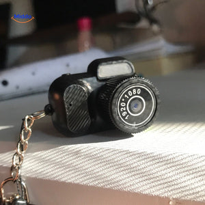camera hd compacte posée sur un bureau, vue rapprochée montrant les détails du boîtier