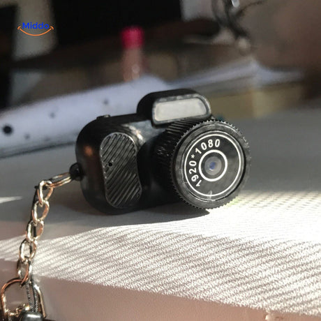 camera hd compacte posée sur un bureau, vue rapprochée montrant les détails du boîtier