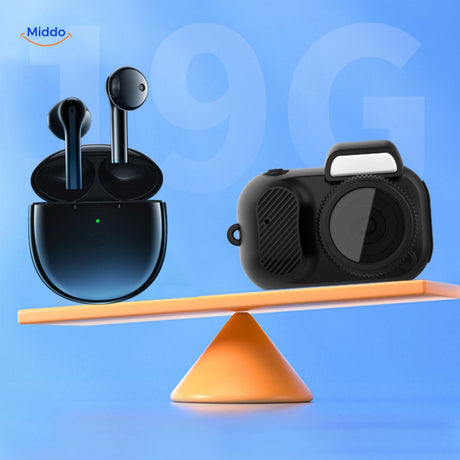 camera hd ultra-légère comparée à des écouteurs pour illustrer sa taille compacte