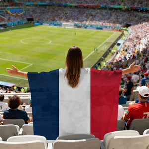 cape drapeau France légère à séchage rapide, portée par un supporter dans le stade