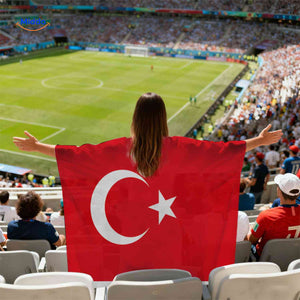 cape drapeau Turquie légère portée par un supporter dans le stade