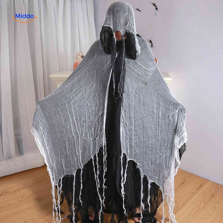 cape d'halloween gris clair avec bords dechires, look fantome spectral pour soiree