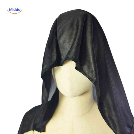 gros plan de la cape noire avec capuche, tissu fluide pour costume halloween
