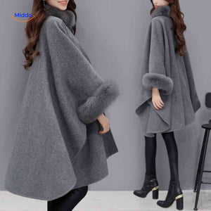 vue arrière du poncho cape gris en laine avec col en fausse fourrure