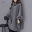 cape-manteau en mélange de laine grise avec col en fausse fourrure, vue de face