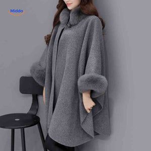 cape-manteau en mélange de laine grise avec col en fausse fourrure, vue de face