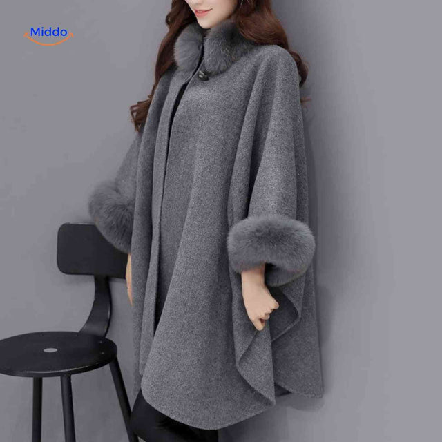 cape-manteau en mélange de laine grise avec col en fausse fourrure, vue de face