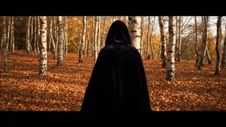 cape velours noire à capuche en forêt, atmosphère halloween mystérieuse
