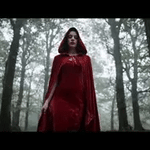 cape velours rouge à capuche portée en forêt, ambiance halloween