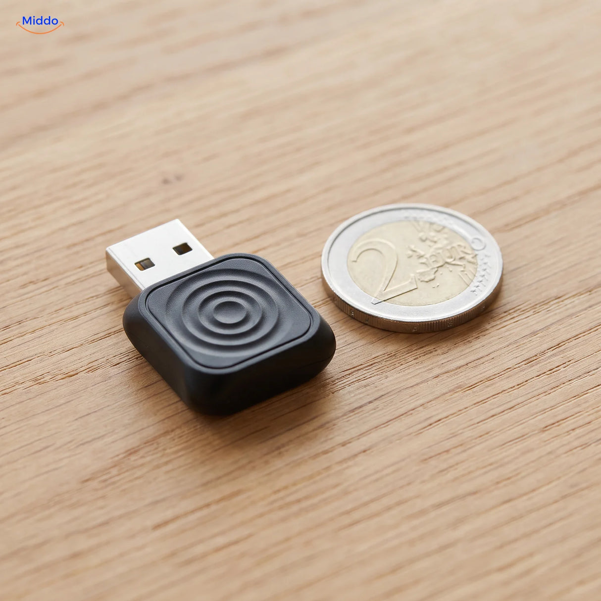 Adaptateur CarLink Pro à côté d'une pièce en euro, à peine plus grand