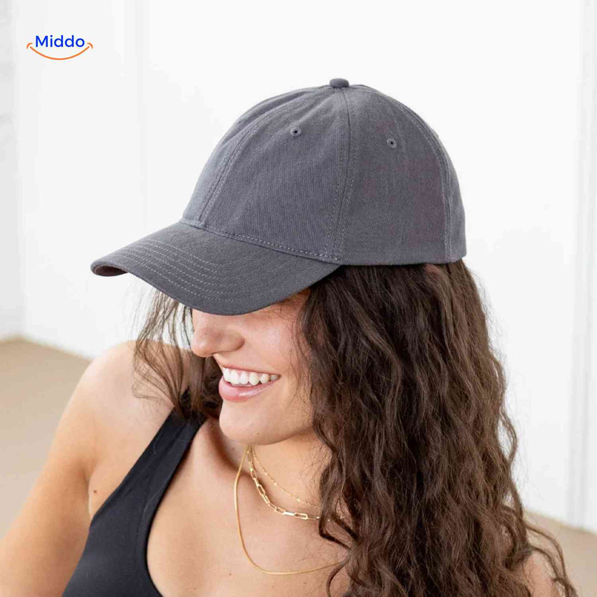 casquette ponytail gris foncé avec ouverture haute pour cheveux, look stylé et souriant