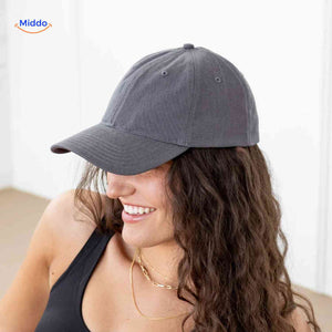 casquette ponytail gris foncé avec ouverture haute pour cheveux, look stylé et souriant