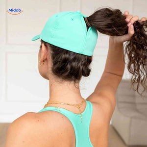 vue arrière de la casquette ponytail vert menthe montrant l'ouverture pour queue de cheval