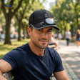 casquette rafraîchissante à ventilateur solaire portée dans un parc en plein air