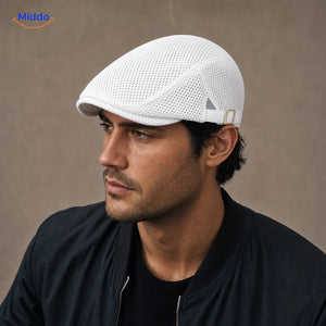 Casual Mesh Flat Cap Blanc portée par un homme