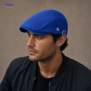 Casual Mesh Flat Cap Bleu roi portée par un homme