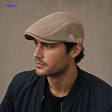 Casual Mesh Flat Cap Kaki portée par un homme