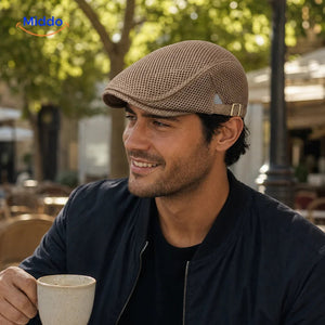 Homme portant la Casual Mesh Flat Cap kaki dans un café en plein air