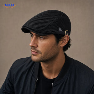 Casual Mesh Flat Cap Noir portée par un homme