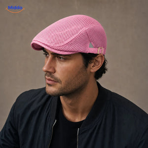 Casual Mesh Flat Cap Rose portée par un homme