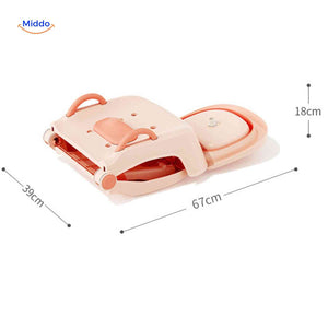 chaise de bain bébé en position pliée avec dimensions indiquées pour un rangement facile