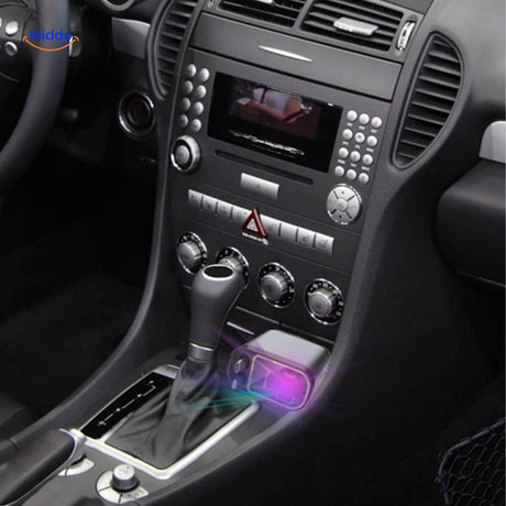chargeur voiture 120W dans l'habitacle avec éclairage d'ambiance atmosphérique activé