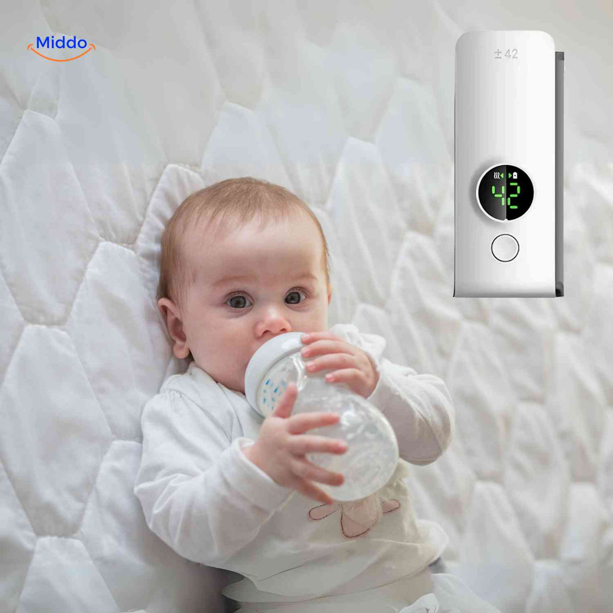 bébé qui boit son lait à la bonne température grâce au chauffe-biberon sans fil