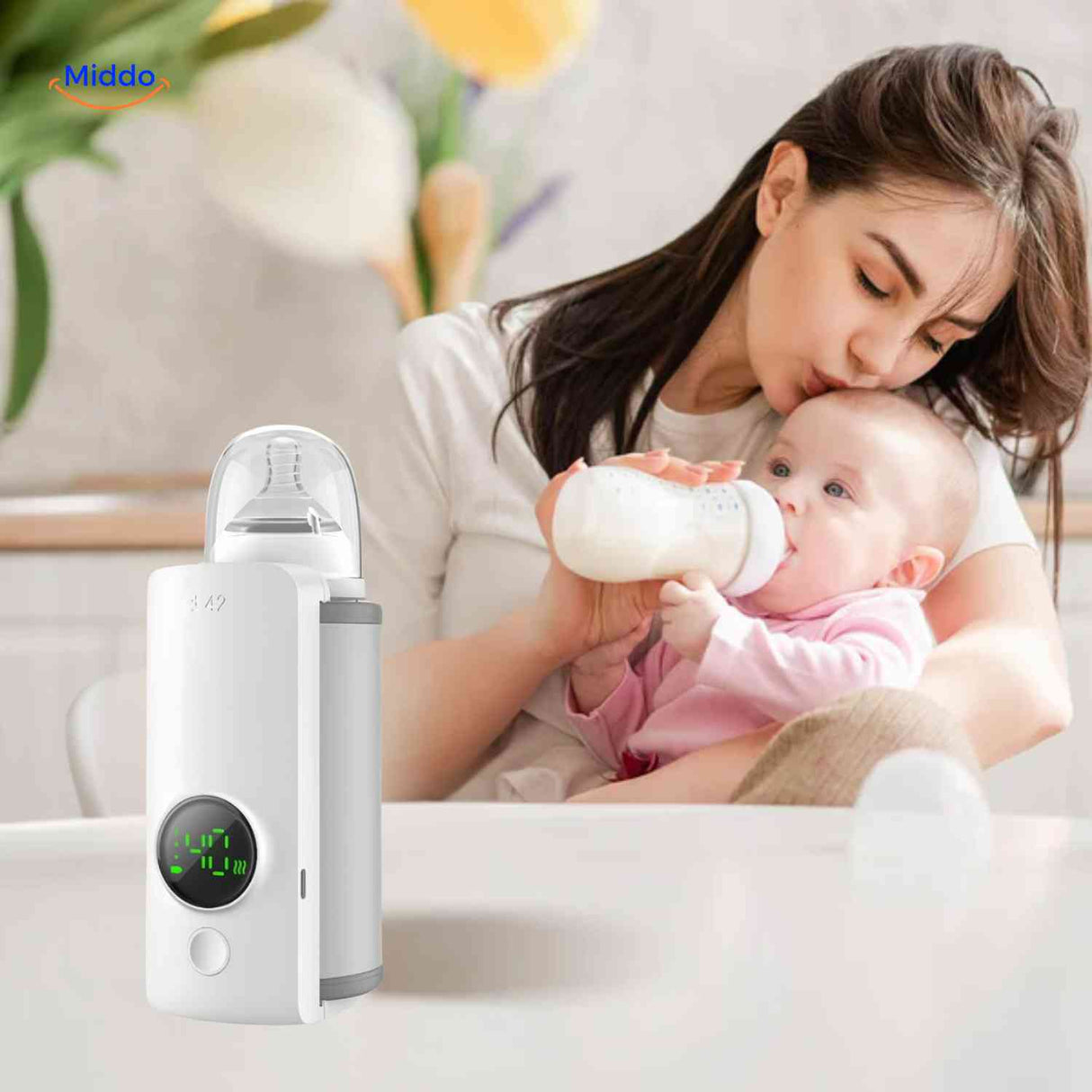 mère donnant du lait chaud à son bébé avec le chauffe-biberon rechargeable usb