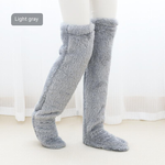 chaussettes d'hiver gris clair confortables et prêtes pour les journées froides