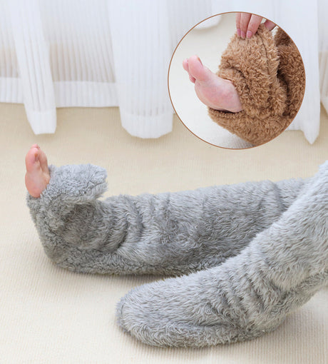 gros plan de la semelle antidérapante des chaussettes douces d'hiver en coloris gris