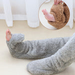 gros plan de la semelle antidérapante des chaussettes douces d'hiver en coloris gris
