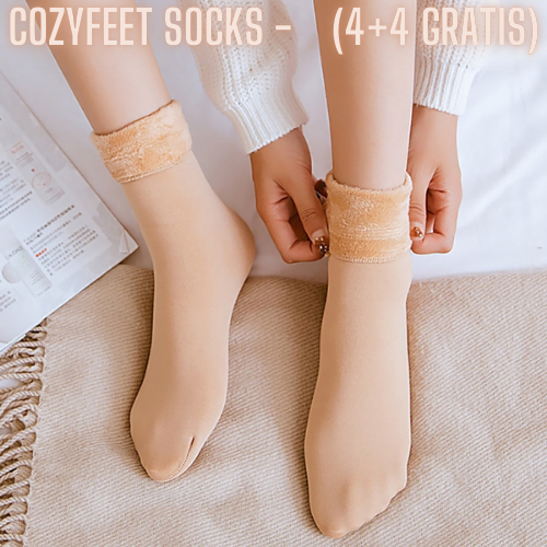 chaussettes en velours d'hiver beige et noires portées aux pieds, douces et chaudes