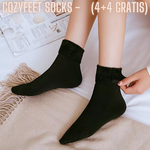 chaussettes en velours d'hiver noires portées aux pieds, vue détaillée