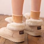 chaussettes en velours d'hiver beige portées dans des chaussons, confort maximal