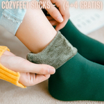 chaussettes en velours d'hiver coloris vert portées aux pieds