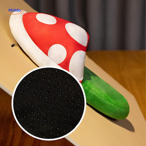 gros plan sur les détails en tissu des chaussons anime champignon, texture douce et soignée