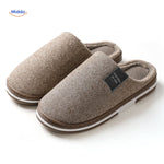 gros plan sur les chaussons beige en coton sur fond blanc, détail de la matière