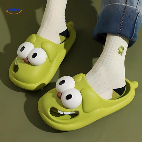 femme portant des chaussons chien cartoon coloris vert, confortables et originaux