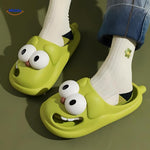 femme portant des chaussons chien cartoon coloris vert, confortables et originaux