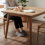 chaussons gris portés lors d'une scène de petit-déjeuner cosy, ambiance maison chaleureuse