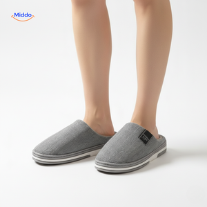 chaussons femme gris clair avec semelle ferme antidérapante, confort et stabilité