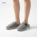 chaussons femme gris clair avec semelle ferme antidérapante, confort et stabilité