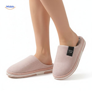 femme portant des chaussons rose clair en coton, douceur et légèreté à la maison