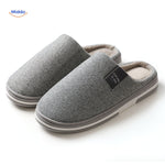 gros plan sur les chaussons gris clair en coton doux sur fond blanc, texture visible