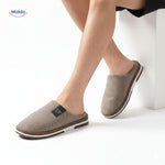 chaussons gris foncé avec semelle antidérapante robuste pour se déplacer en sécurité